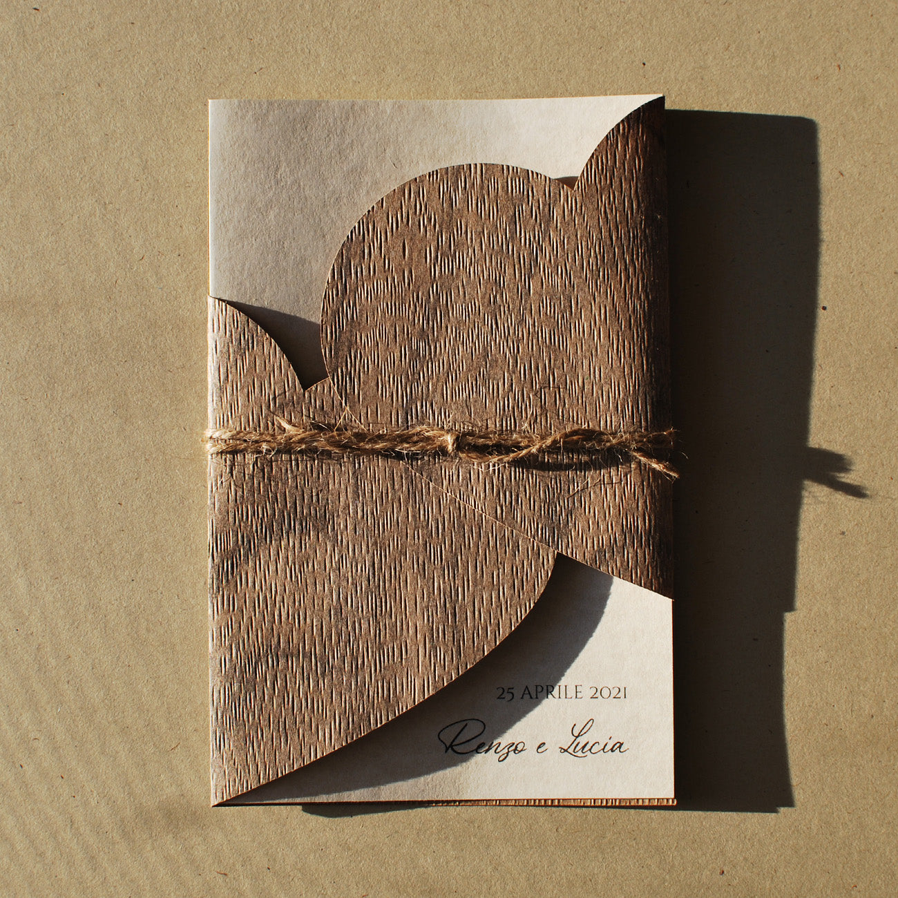 Cuori di legno intrecciati