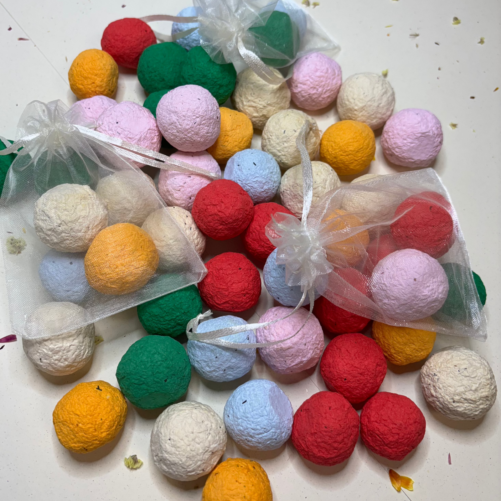 Bombe di semi colorate